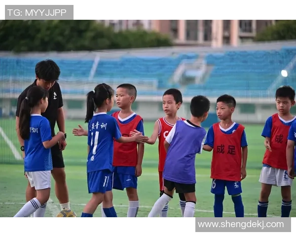 足球陪伴成长父母的支持与鼓励在我人生路上的重要性